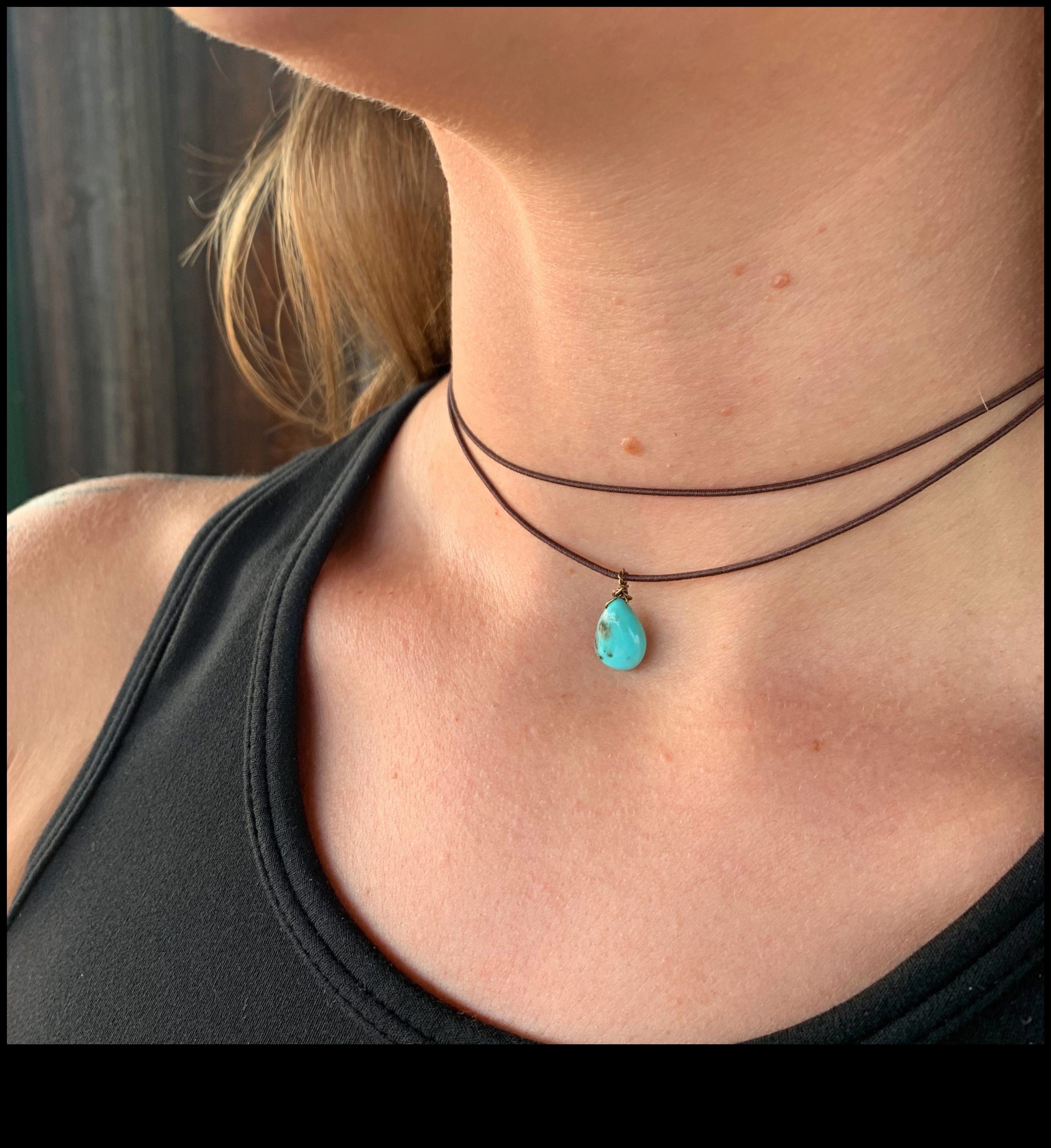 Şık Sadelik: Minimalist Chokers ile Tarzınızı Yükselteyin